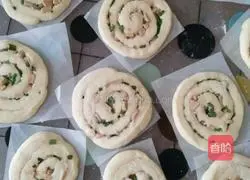 Illustration of how to make scallion pancakes 9