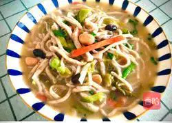 Illustration of how to make shredded bean noodle soup 10
