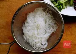 Illustration of how to mix cucumber with vermicelli 2