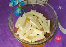 Illustration of how to make rock sugar yam and grapes 2