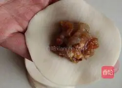 Illustrations of how to make a large plate of dumplings 10