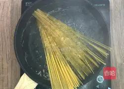 Illustration of how to make fried pasta with salted egg yolk and bacon 2