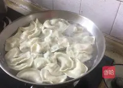 Illustration of how to make spring leek and egg dumplings 9