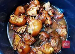 Illustration of braised pork trotters in soybean sauce 13