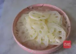 Illustration of how to make cold lotus root slices 2