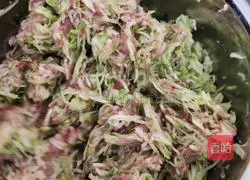 Illustration of how to make dumplings (corned melon and pork stuffing) 4