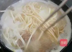 Illustration of how to make hot noodles with meatballs and eggs 7