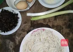 Illustration of how to make leftover noodles 1
