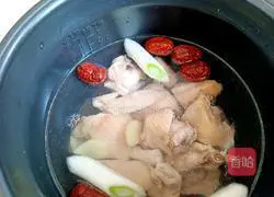 Illustration of how to make chicken soup with red dates and yam 6