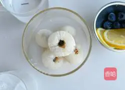 Illustration of how to make lychee and blueberry sparkling drink 6