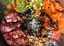 Illustration of how to make celery and mushroom meat dumplings 1