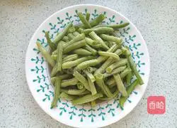 Illustration of how to make braised noodles with potatoes, beans and beans 3