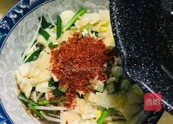 Illustration of how to make spicy noodles 6