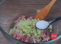 Illustration of how to make coriander meatball soup 4