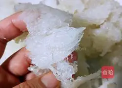 Illustration of how to stew bird's nest with wolfberry milk 6