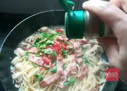 Illustration of how to make fresh mushroom and bacon pasta 11