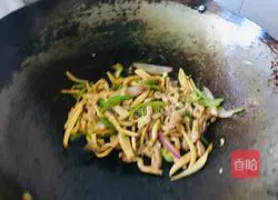 Illustration of how to make fried pork with king oyster mushrooms and green peppers 6