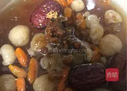  Illustration of how to make longan, red dates and peach gum syrup 5