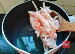 Illustration of how to make shredded mustard pork soup 7