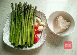 Illustration of how to cook asparagus and shredded pork 1