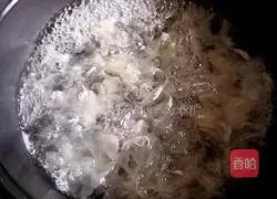 Illustration of how to make wolfberry and water chestnut corn syrup 4