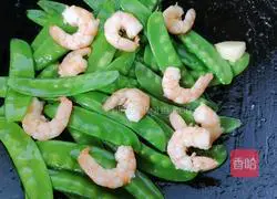 Illustration of how to make fried snow peas with shrimps 7