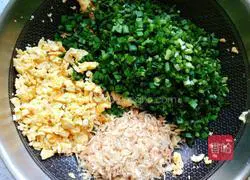 Illustration of how to make leek, egg and shrimp dumplings 4