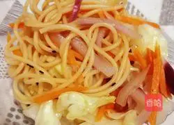 Illustration of how to make fried pasta with tomato sauce 6