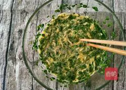 Illustration of how to make leek and shrimp skin egg rolls 7