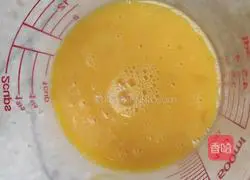 Illustration of how to make lettuce leaves soaked in egg soup 2