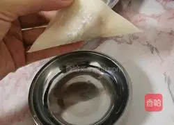 Illustration of how to make steamed wontons with mushroom, carrot and meat filling 3