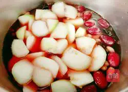 Illustration of how to make fungus, red dates, peanuts and beef tendon soup 11