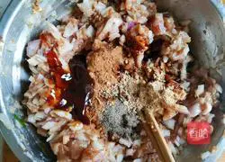 Illustration of how to make onion and pork buns 8