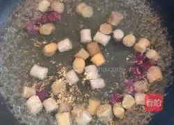 Illustration of how to make fermented white fungus and papaya soup 3