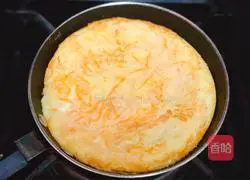 Illustration of how to make carrot and egg pancakes 6