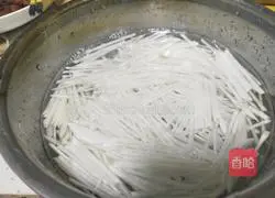 Illustration of how to make fried egg and radish soup 1