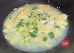  Illustration of how to make rice cake slices with cabbage in clear soup 11