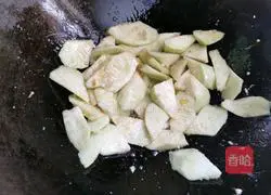 Illustration of how to make loofah and egg soup 5