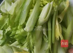 Illustration of how to make fried meat with celery and fungus 1