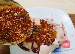 Illustration of how to make red-oiled chicken with saliva 8