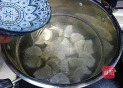 Illustration of how to make fresh meat dumplings 13