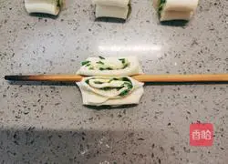 Illustration of how to make spring onion rolls 14