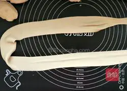 Illustrations of the home-made method of stretching noodles with trouser belts in Shanxi Province 11