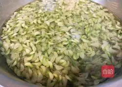 Illustration of how to make Sophora japonica dumplings 3