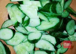 Illustration of how to make cucumber juice 1