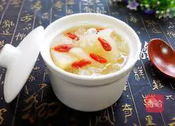 Illustration of how to make rock sugar, snow pear and white fungus soup 8