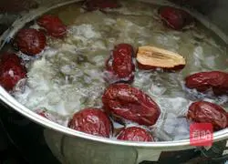 Illustration of making jujube, tremella and papaya soup 4