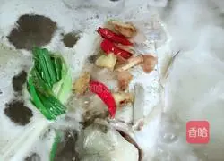 Illustration of how to make white crucian carp soup with fresh mushroom milk 10