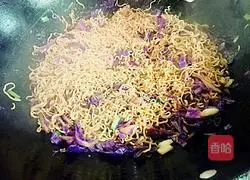 Illustration of how to make purple cabbage fried noodles 8