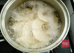 Illustration of how to make rock sugar and snow pear soup 5